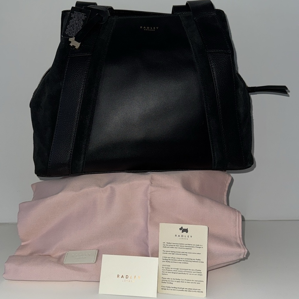 Radley London Baylis Road leather and suede shoulder bag.
Brand new. With tags.